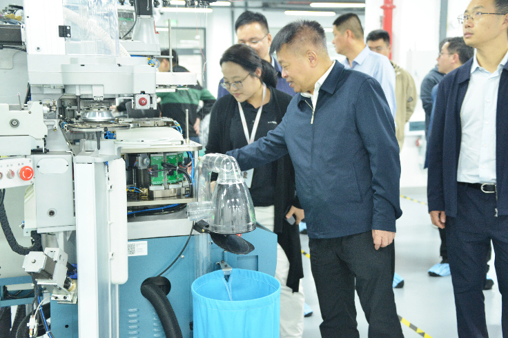 省工信廳陳建業(yè)廳長一行蒞臨睿能科技調(diào)研考察(圖3) 省工信廳陳建業(yè)廳長一行蒞臨睿能科技調(diào)研考察(圖3)